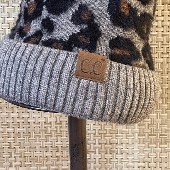 NWOT C.C Soft Gray Leopard Acrylic Faux Fur Pom Beanie OSFM - Picture 2 of 10